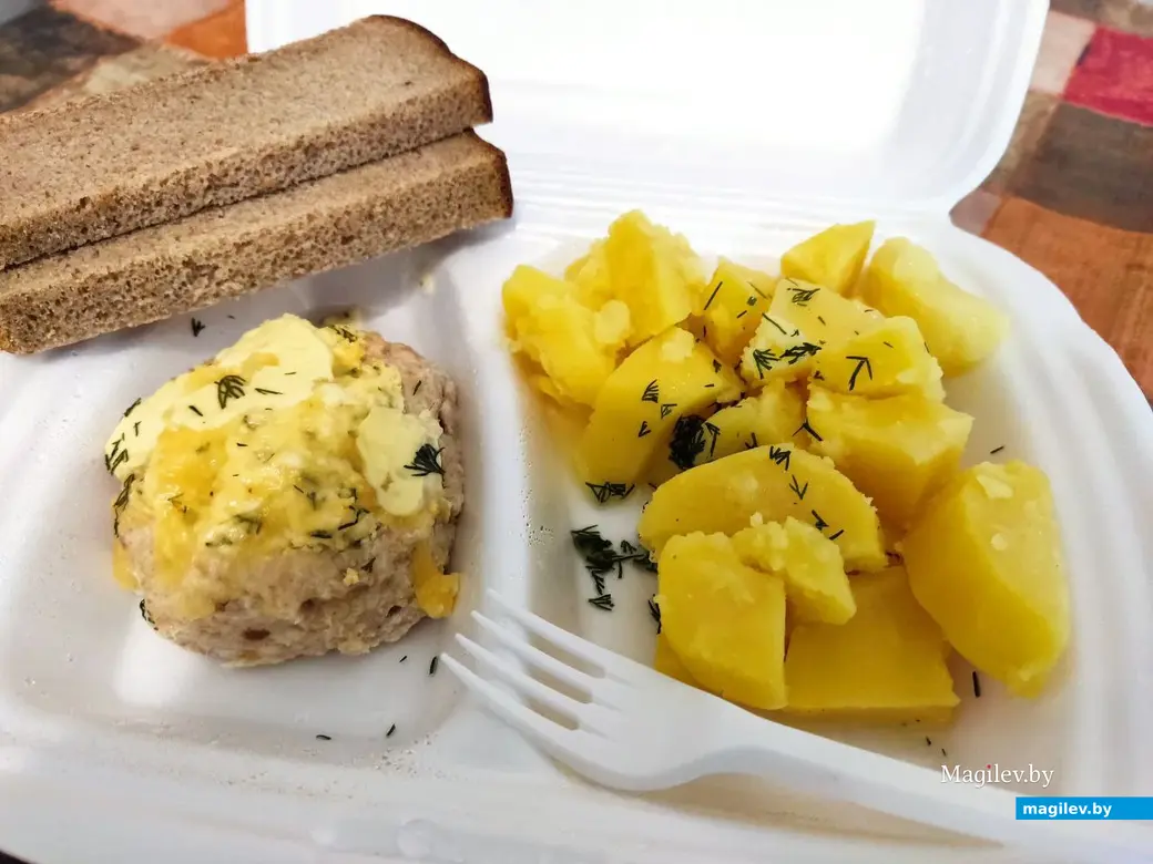 Горячая картошечка с укропом и куриная тефтелька - что может быть вкуснее?