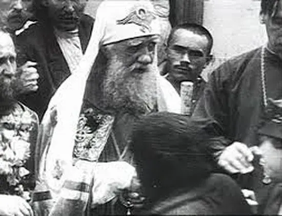 Патриарх Тихон благословляет народ. Кадр хроники, pravoslavie.ru.