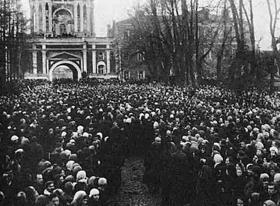 Толпы народы в Донском монастыре, пришедшие проститься со своим Патриархом, pravoslavie.ru.