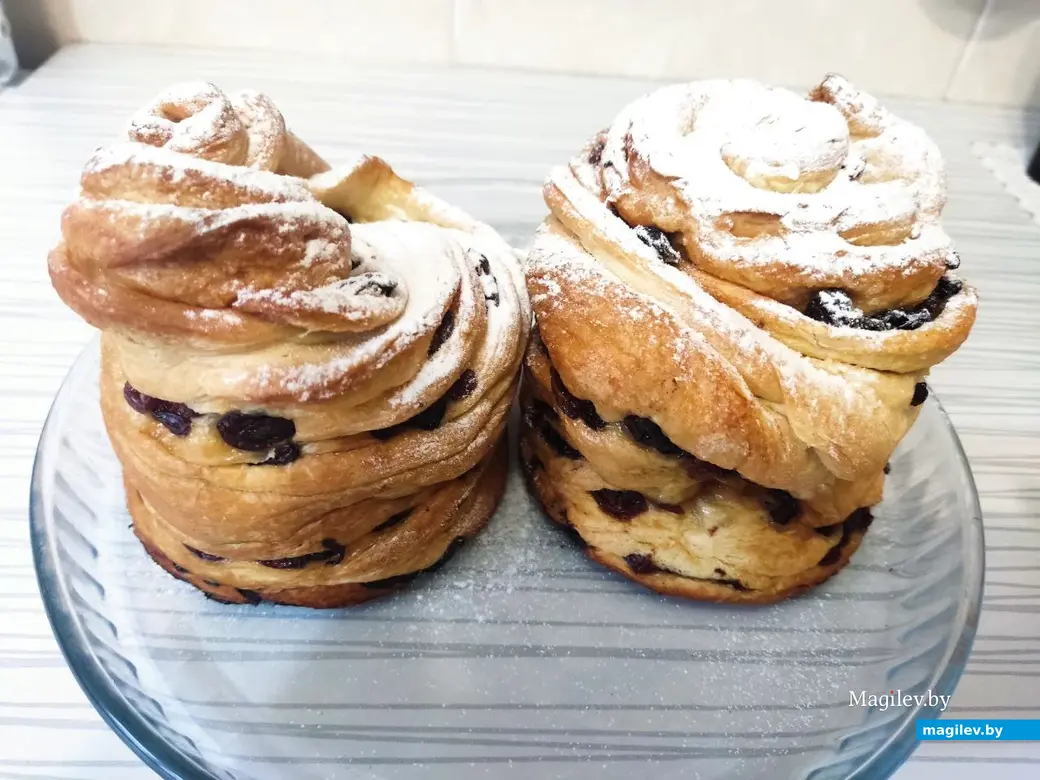 Посыпать верх «Краффинов» сахарной пудрой.