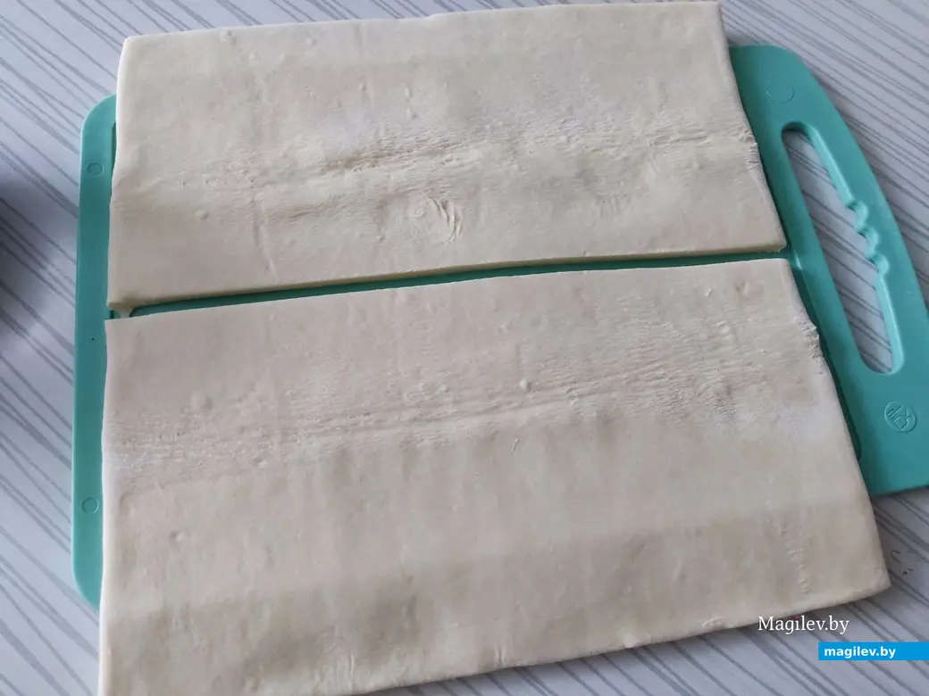 Разрезать лист теста на две части