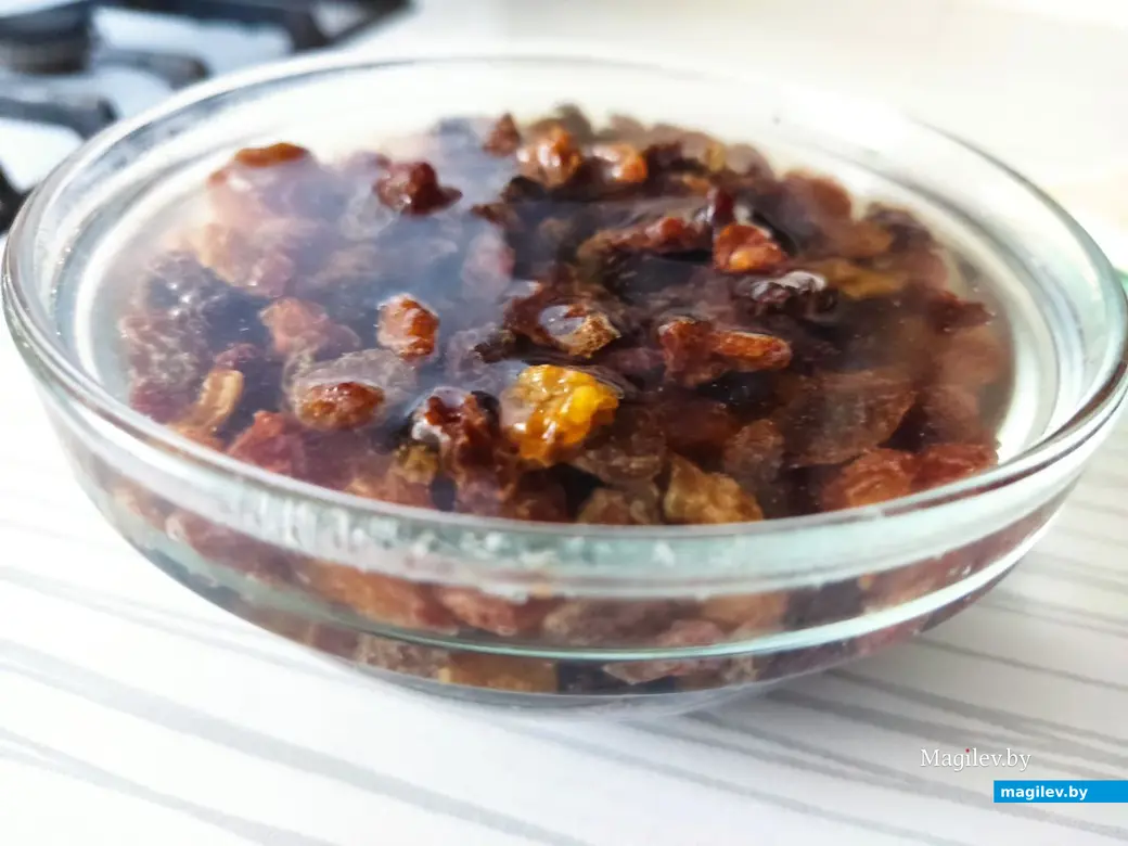 Изюм залить кипящей водой