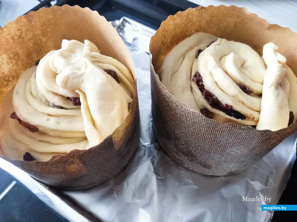 Когда заготовки увеличатся в размере, переносим формы на противень