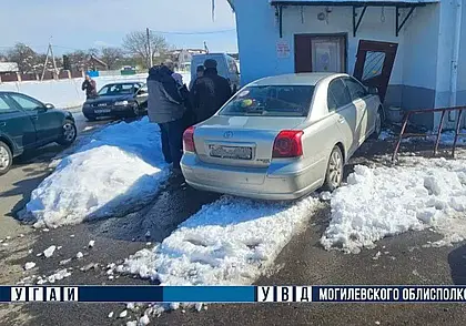 Невнимательность подвела: в Могилеве автомобиль Toyota врезался в магазин