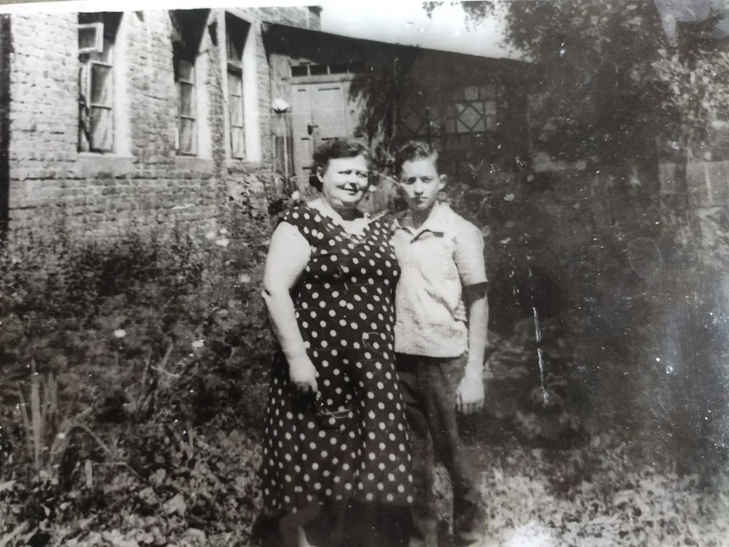 Бобруйск, 1965 год. Слава Ванчукевич с мамой во дворе дома на Московской, 33.