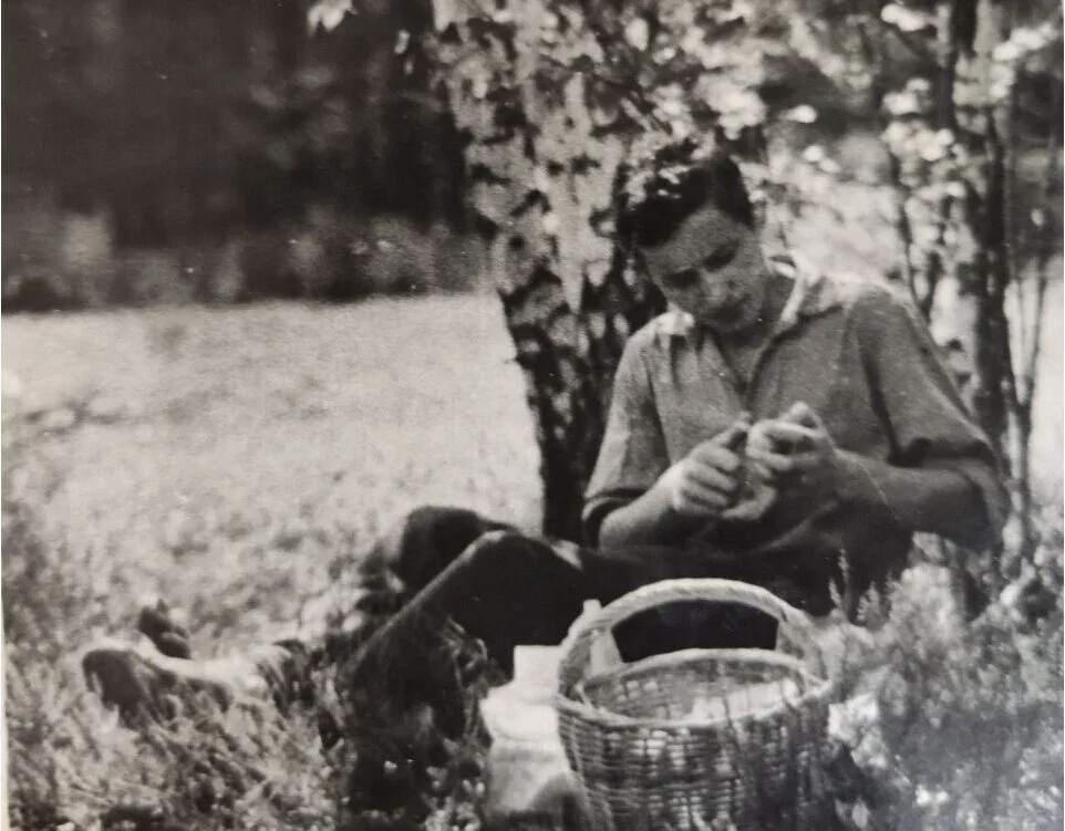 Бобруйск, 1966 год. 17-летний Вячеслав Ванчукевич собирает грибы в Дубовке.