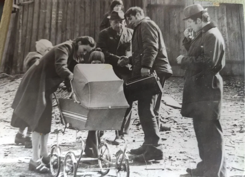 Бобруйск, 1960-ые годы. Во дворе на Московской, 33. Отец нашего героя, его брат и жена брата с