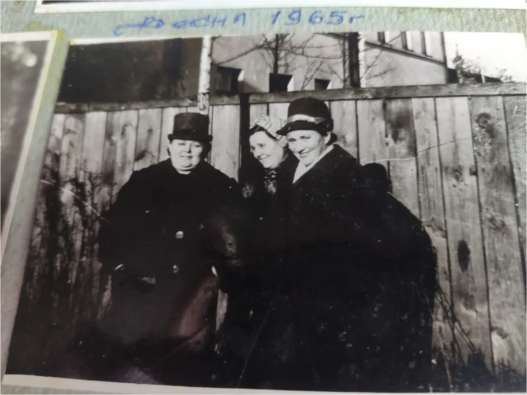 Бобруйск, 1965 год. Мама нашего героя, Анна Карловна (слева) с соседками на Московской, 33.