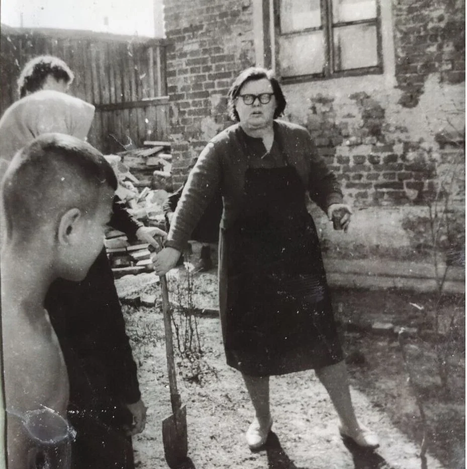 Бобруйск, 1960-е годы. Мама нашего героя, Анна Карловна, высаживает цветы во дворе дома №33 по ул.