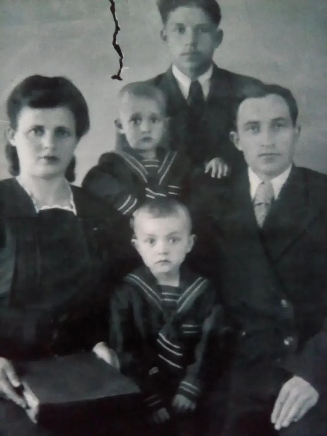 1951 год. Слава Ванчукевич (в центре) с родителями и братьями..
