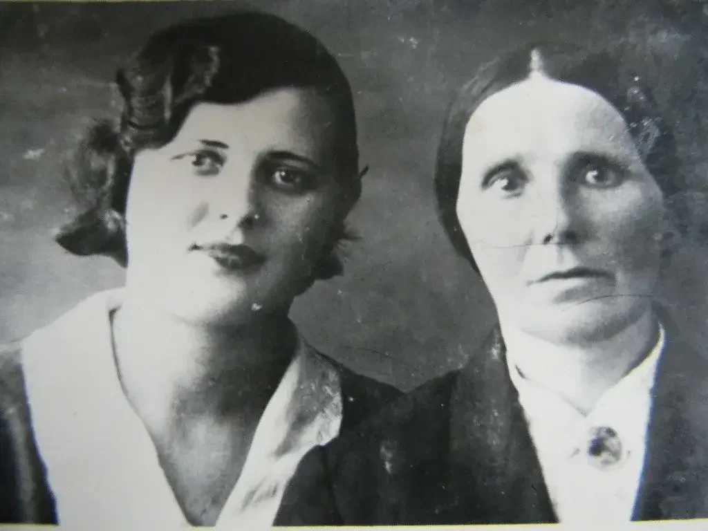 Мама нашего героя, Анна Карловна Малиновская, со своей мамой. 1939 год. Любанский район.