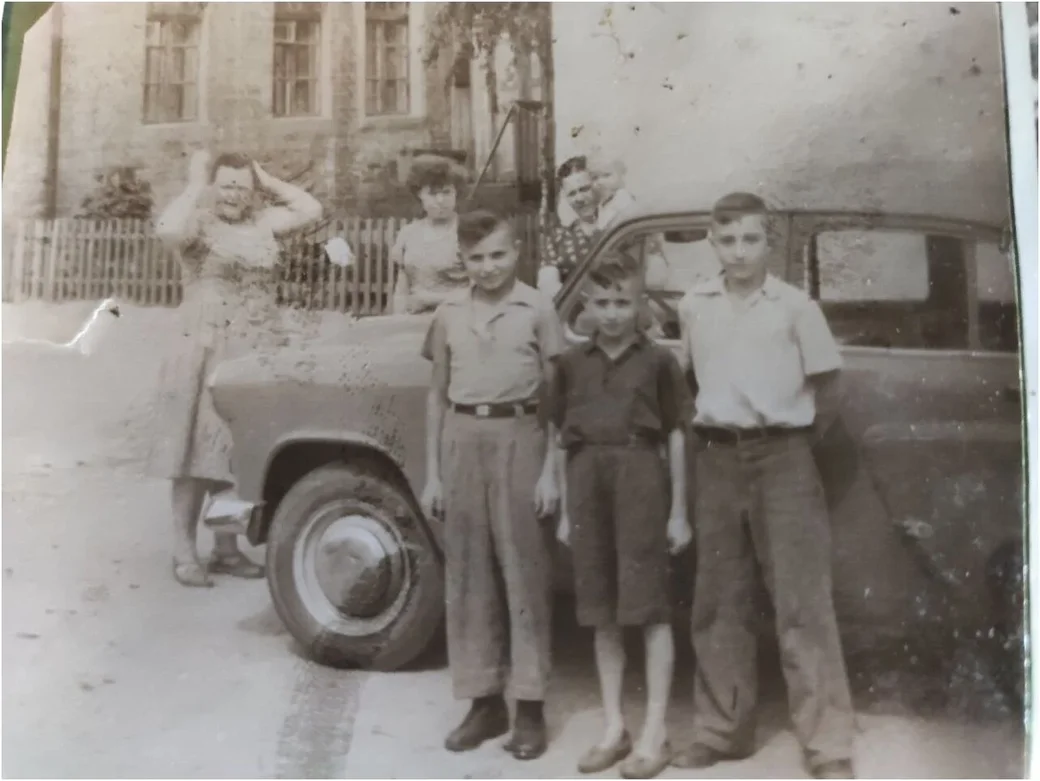Бобруйск, 1960 год. Слава Ванчукевич (в центре) во дворе своего дома на Московской, 33 с братьями