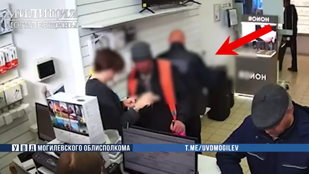 Момент кражи попал на видео. Фото: УВД Могоблисполкома