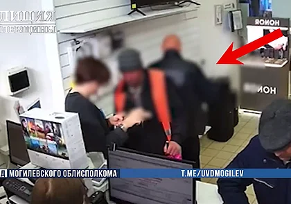 В Могилеве пенсионер украл в салоне связи дорогой планшет: спрятал его под одеждой