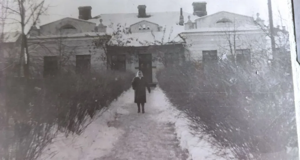 Бобруйск, 1969 г. Мама нашего героя, Анна Карловна, на фоне здания старого краеведческого музея