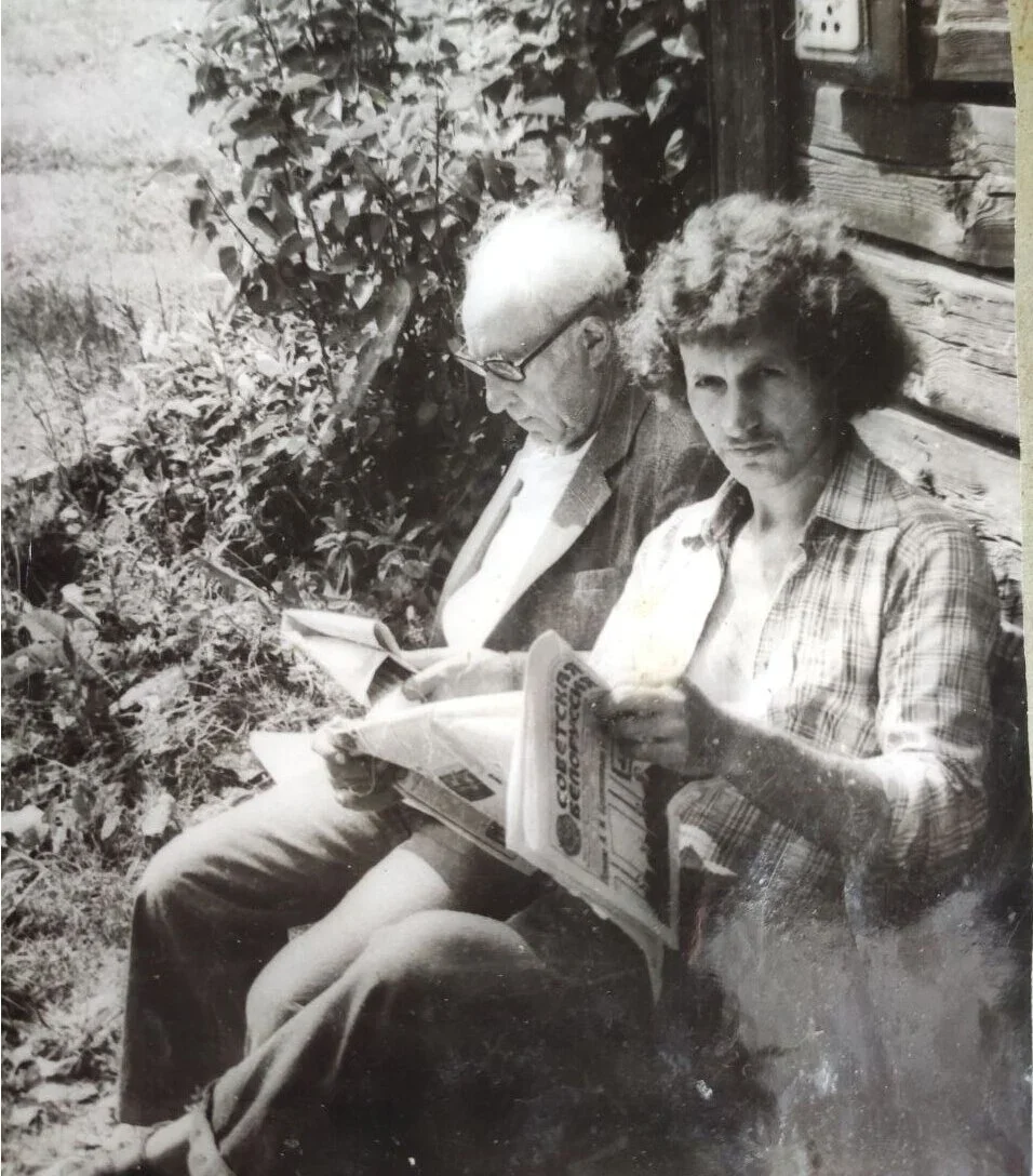 Бобруйск, 1977 год. Вячеслав Ванчукевич с отцом возле барака на ул. Пушкина, где он жил после