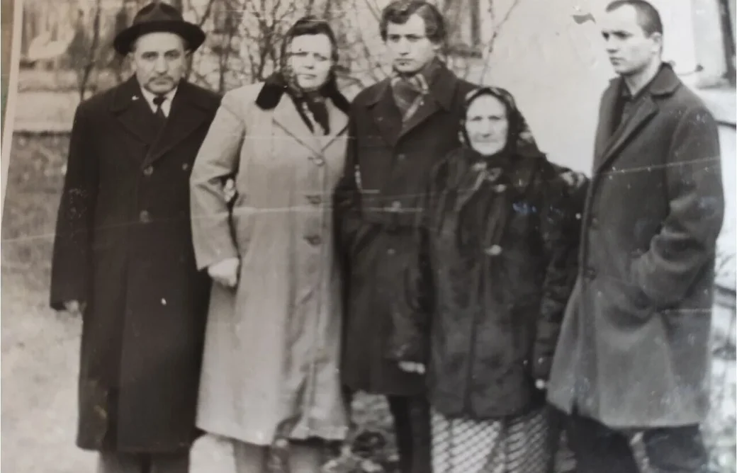 Бобруйск, 1967 год. Вячеслав Ванчукевич (в центре) с родителями и бабушкой во дворе дома на