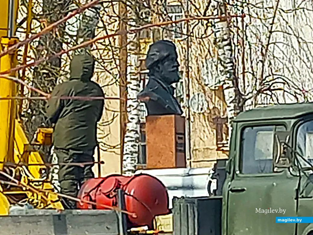 11.04.2025, Могилев, ул. Первомайская. Обрезка сучьев.