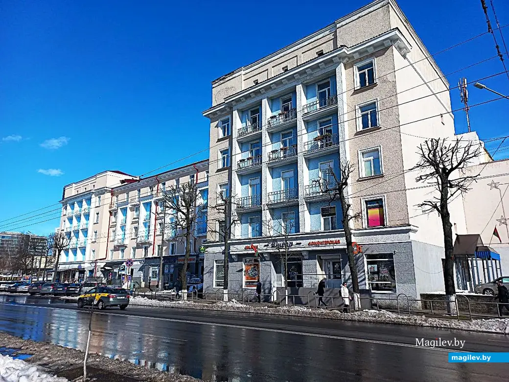 2025 год. апрель, Могилев. В прошлом вход в ресторан «Днепр» был справа, там, где сейчас вход в кондитерскую.