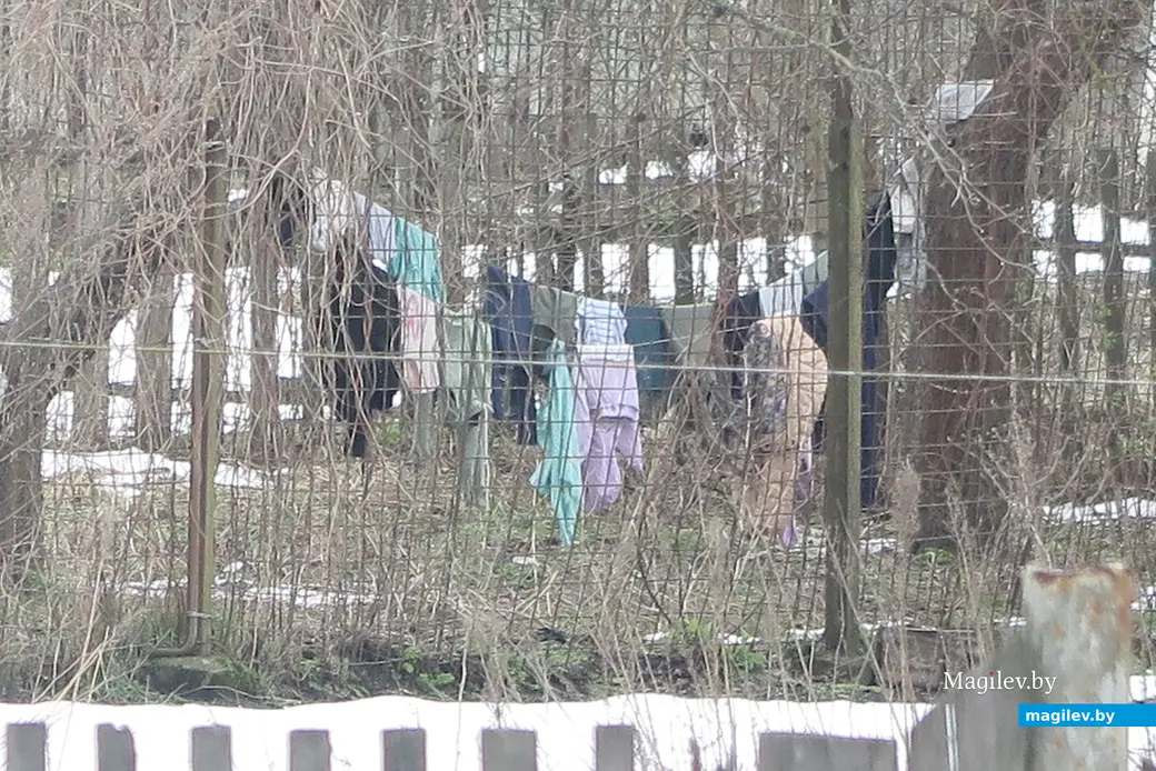 13.04.2025 г. Могилев, Заднепровье. Рядом со стройкой остались частные дома, в них по-прежнему живут люди.