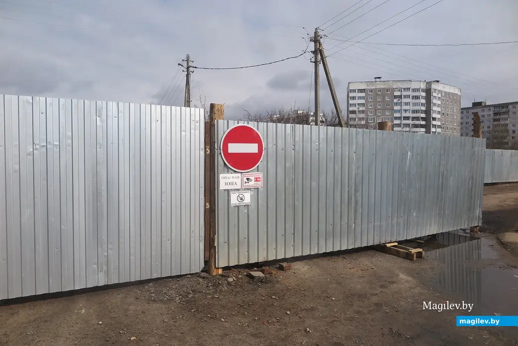 13.04.2025 г. Могилев, Заднепровье. Площадка под стройку школы огорожена.