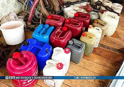 В Климовичском районе тракторист сливал топливо: возбуждено уголовное дело