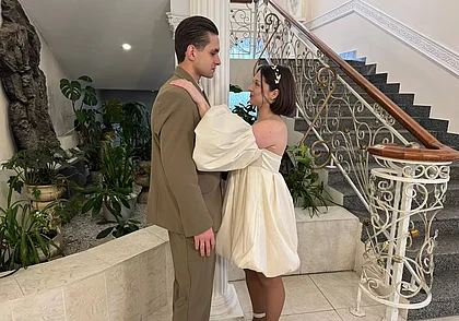 «Он даже собаку мою, тойтерьера Борю, по утрам выгуливает». Свадебная пара недели