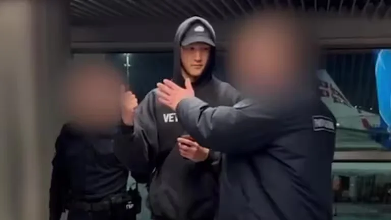  Комик Нурлан Сабуров в аэропорту Внуково 6 февраля 2026 года. Фото: РИА Новости.