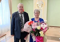 «Давай и мы с тобой уже поженимся». 50 лет идут рука об руку супруги Кругловы из Глуска