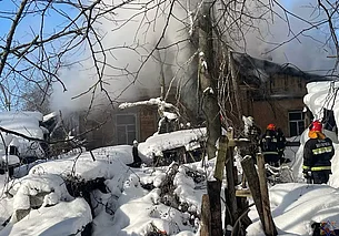 В Могилеве на проспекте Димитрова горел частный дом: пожилой мужчина в больнице (видео)
