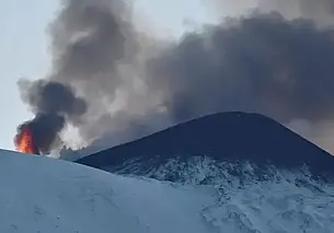 Вулкан Этна на Сицилии выбросил лаву на высоту до 400 метров