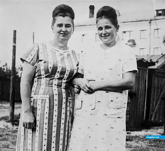 1060-е годы, Бобруйск, двор по улице Интернациональной, напротив дома №64. Прически «бабетта» уже в ходу. Фото из архива Галины Бодрой.