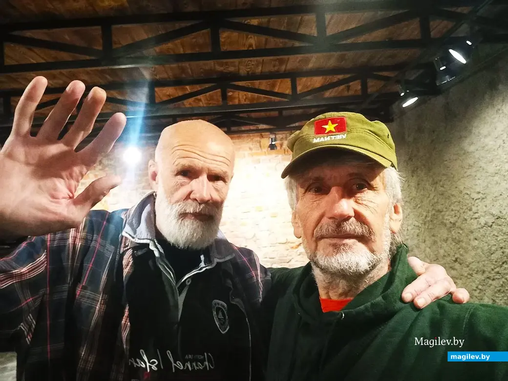 Сентябрь 2025 года. Валерий Кулешов (слева) вам нарисует все, что вы хотите.