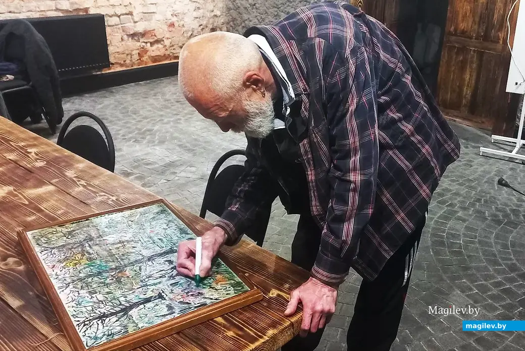 Сентябрь 2025 года, Могилев. Валерий Кулешов рисует.