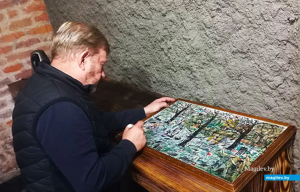 Сентябрь 2025 года, Могилев. Леонид Молчанов рисует.