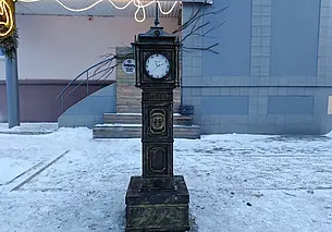 На улице Ленинской установили часовую башню. Фотофакт