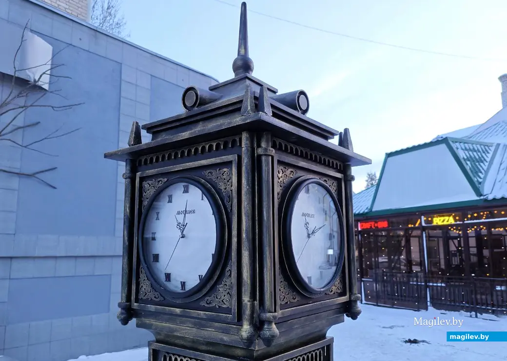 30 декабря 2025 года. Могилев. Улица Ленинская. Башенные часы.