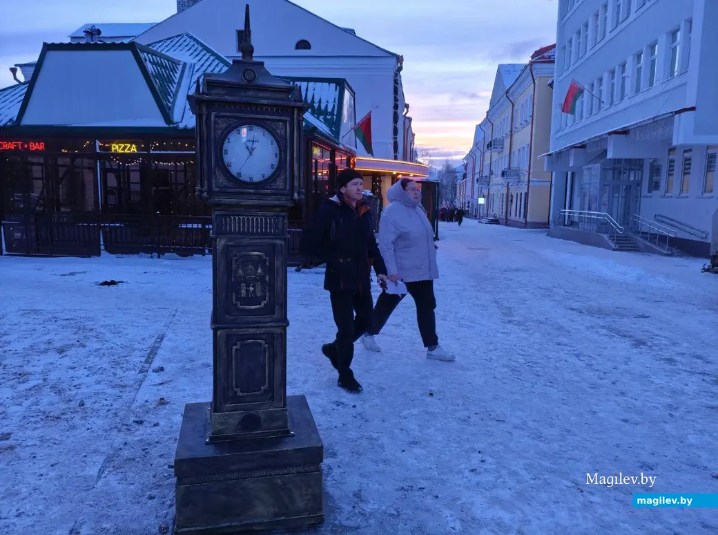30 декабря 2025 года. Могилев. Улица Ленинская. Башенные часы.