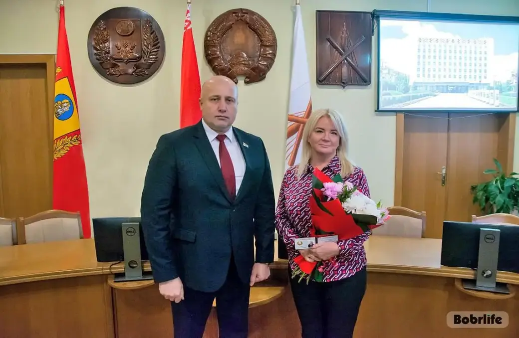 31.12.2025 г. Максим Гурин представил Аллу Анатольевну коллективу, руководителям организаций и предприятий города. Фото: bobrlife.by.