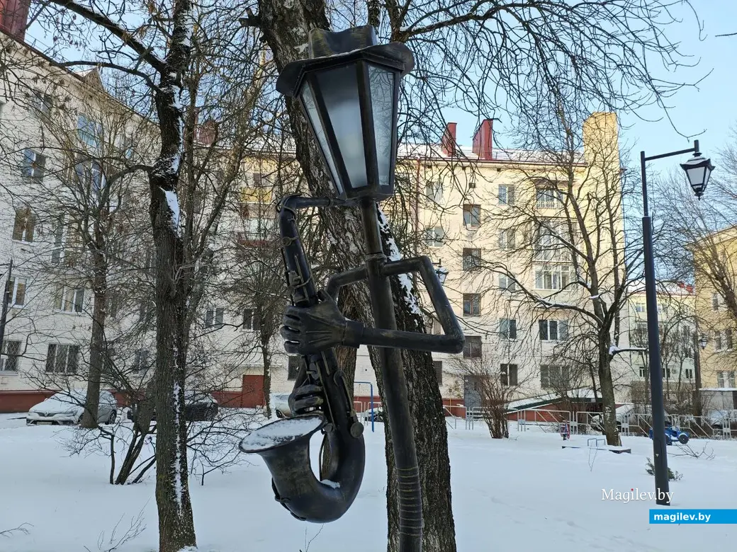 31 декабря 2025 года. Могилев. Улица Ленинская. Фонари-музыканты.
