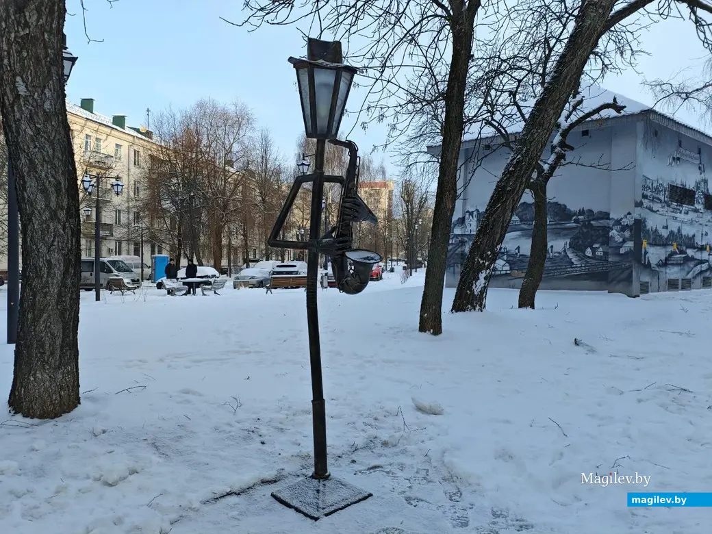 31 декабря 2025 года. Могилев. Улица Ленинская. Фонари-музыканты.