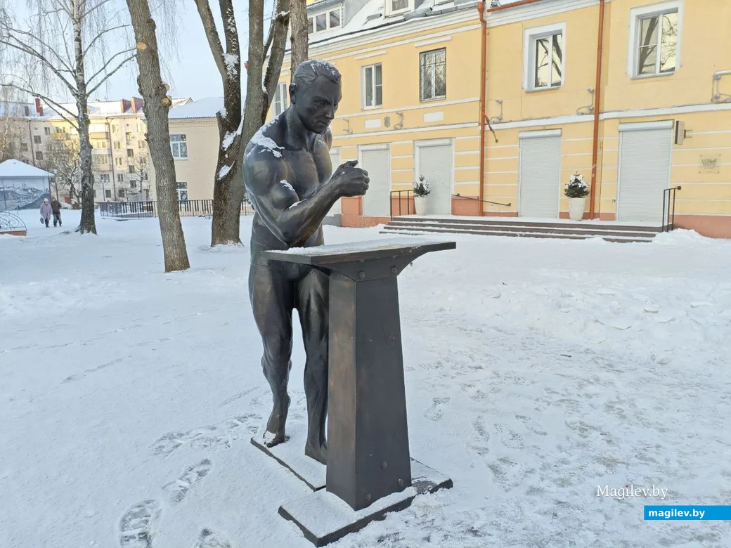   31 декабря 2025 года. Могилев. Улица Ленинская. Атлет.