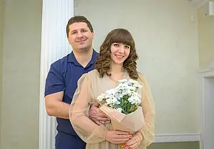 Она сказала «Да» и он сделал план ювелирному магазину. Молодожены недели в Бобруйске