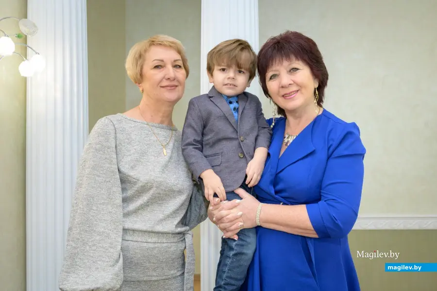 31.12.2025. Отдел ЗАГС Бобруйского горисполкома. Бракосочестание Марины и Александра. Бабушки Алла и Лидия со внуком Сашей.