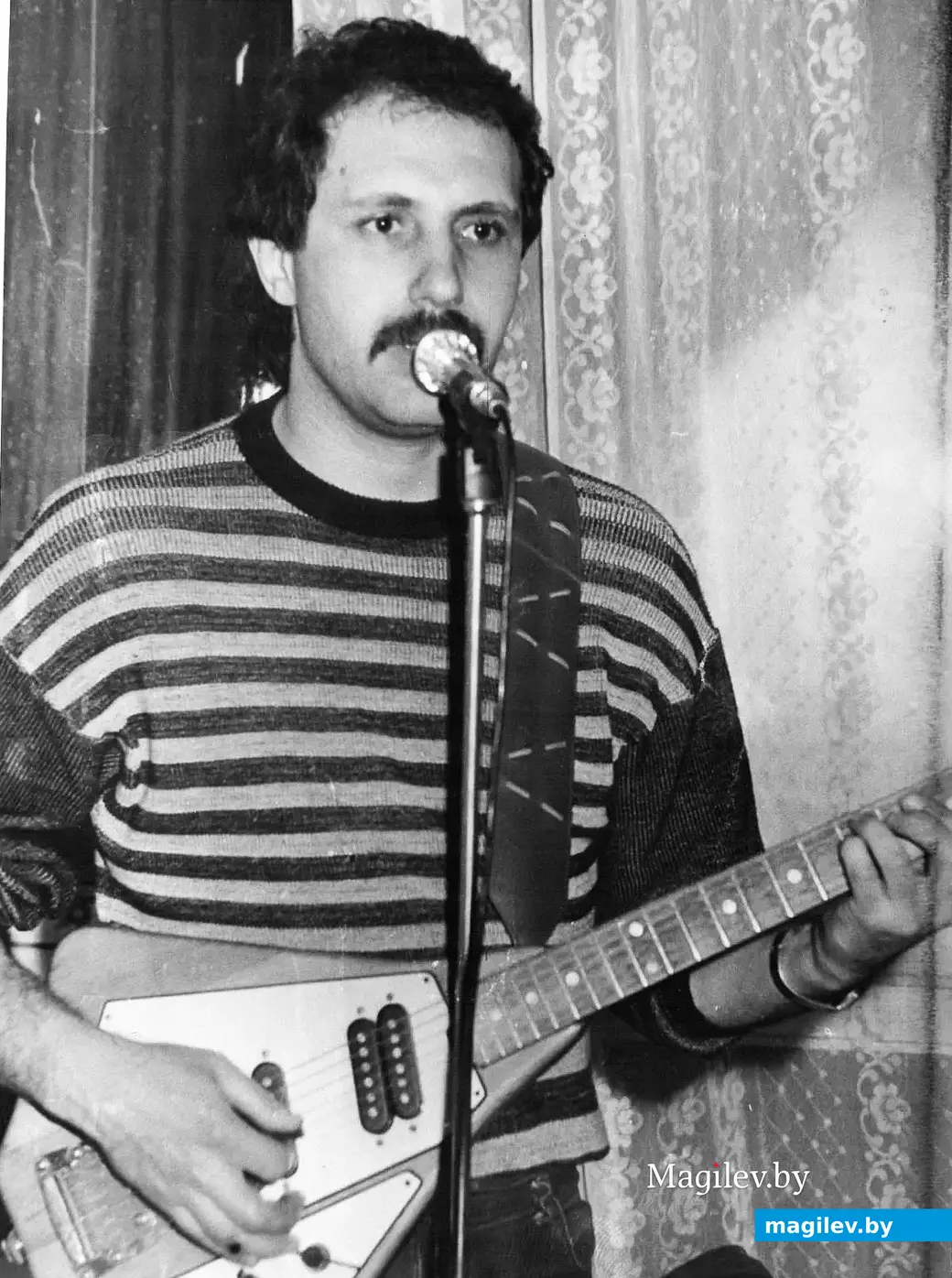 1980-е годы, Могилев. Поет и играет Игорь Гутман (гитара – самодельная).