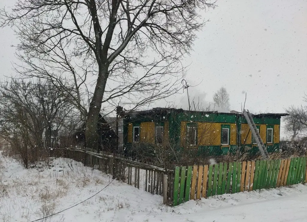 2 января 2026 года. На пожаре в деревне Курганы Кировского района погиб мужчина. Фото: МЧС.