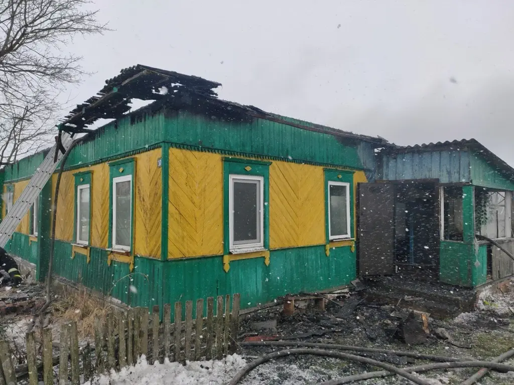 2 января 2026 года. На пожаре в деревне Курганы Кировского района погиб мужчина. Фото: МЧС.