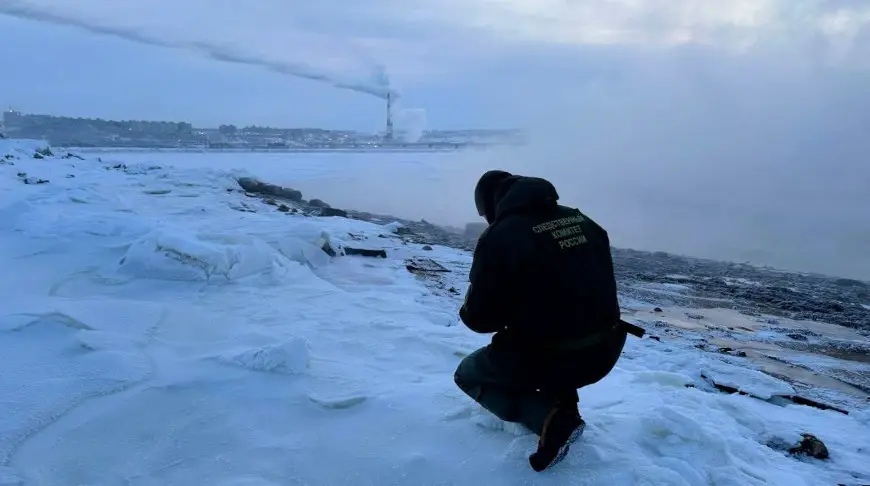 На месте происшествия работают следователи, устанавливаются обстоятельства и причины произошедшего. Фото СК РФ.