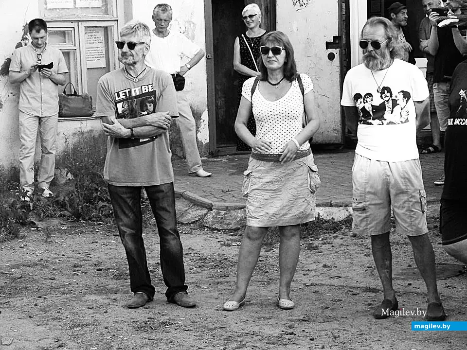 2017-й год, Могилев, двор Алика Кузькина в Пожарном переулке. Людмила на вечере «семидесятников».