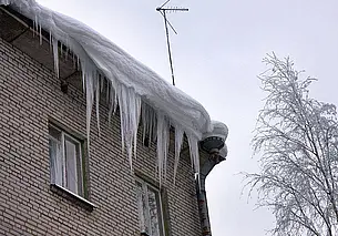 МЧС предупреждает об опасности наледи и снега на крышах